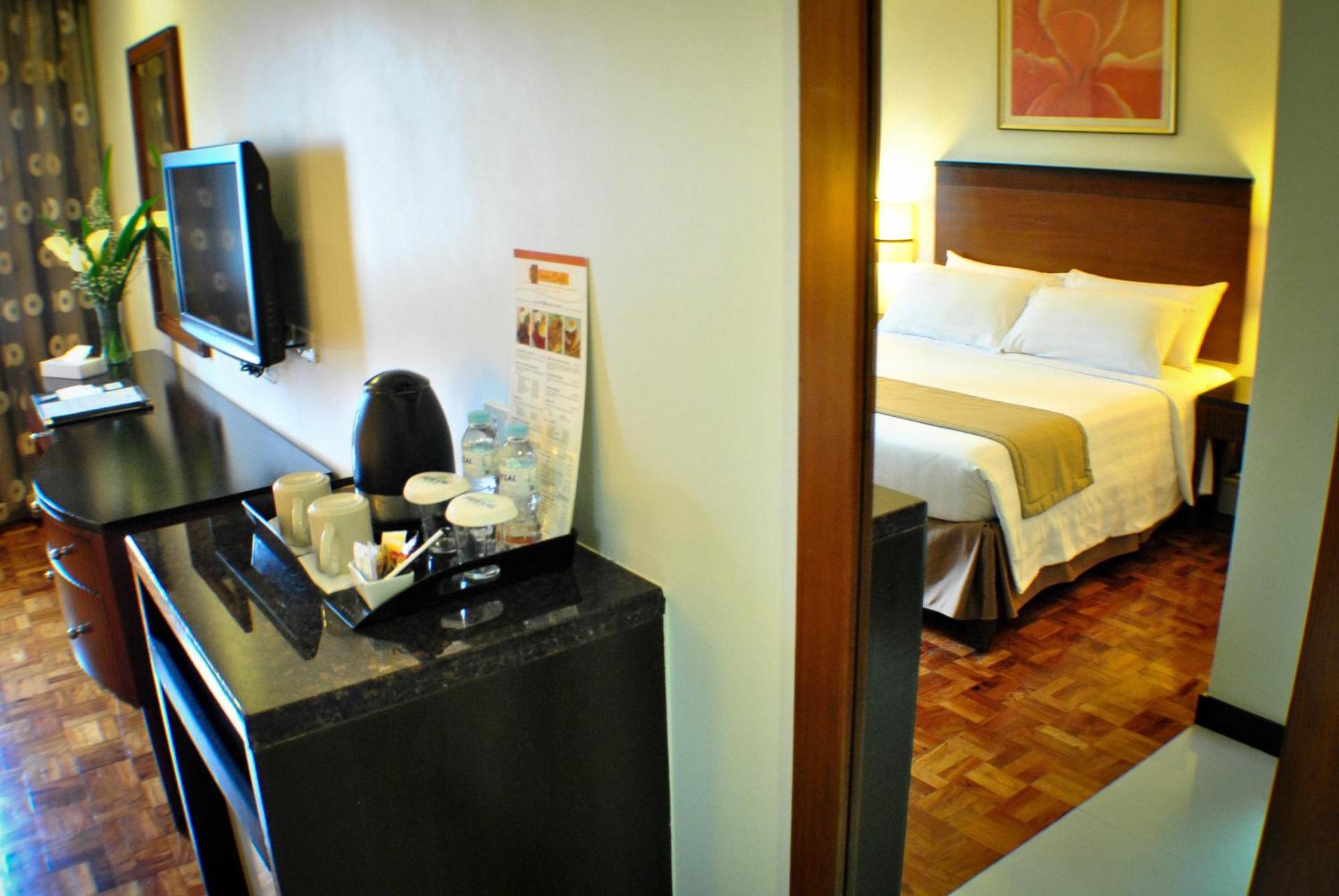 Fersal Hotel Neptune Makati Makati City Buitenkant foto