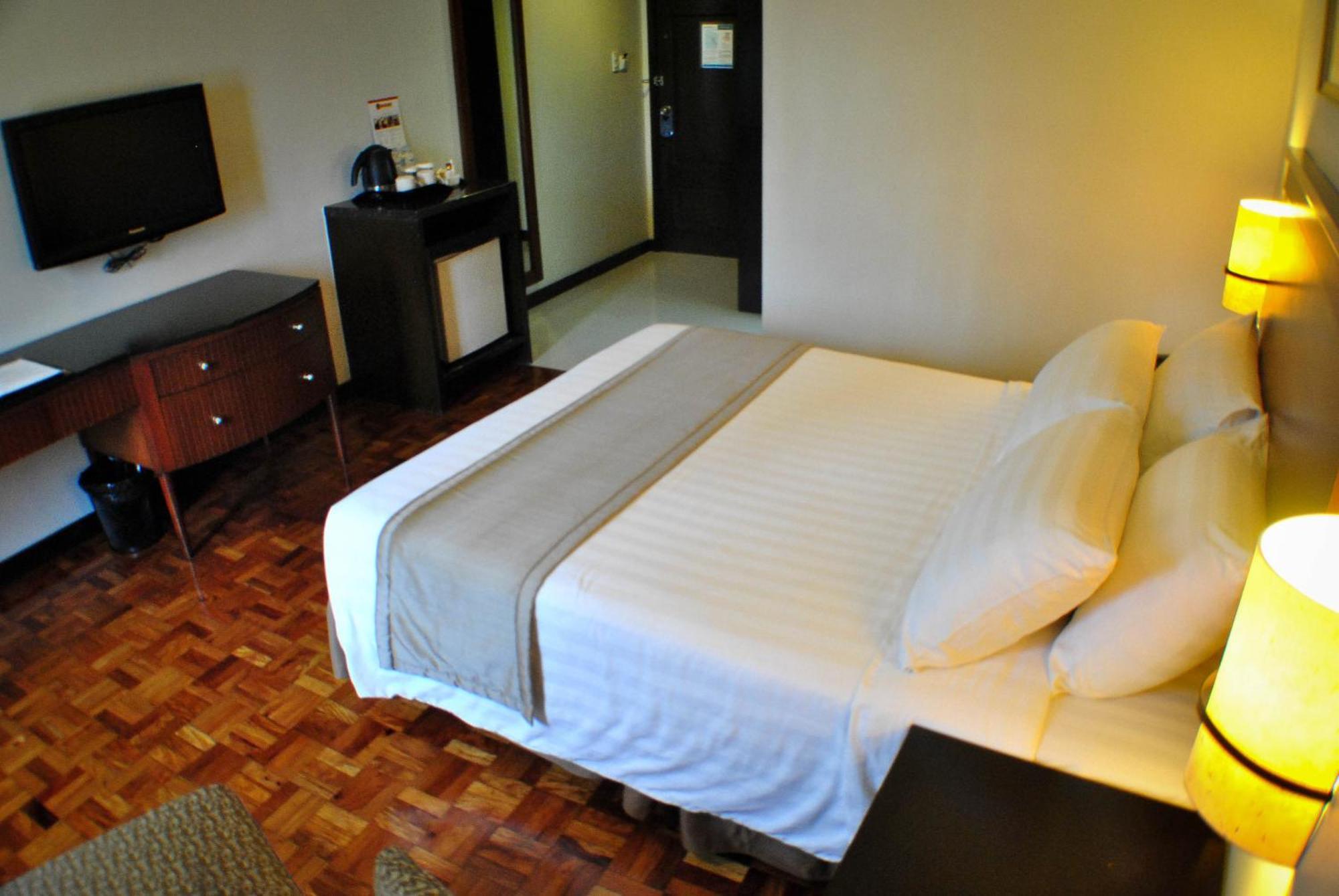 Fersal Hotel Neptune Makati Makati City Buitenkant foto
