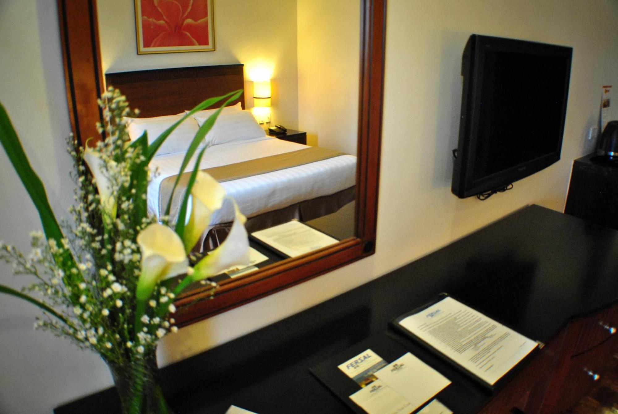 Fersal Hotel Neptune Makati Makati City Buitenkant foto