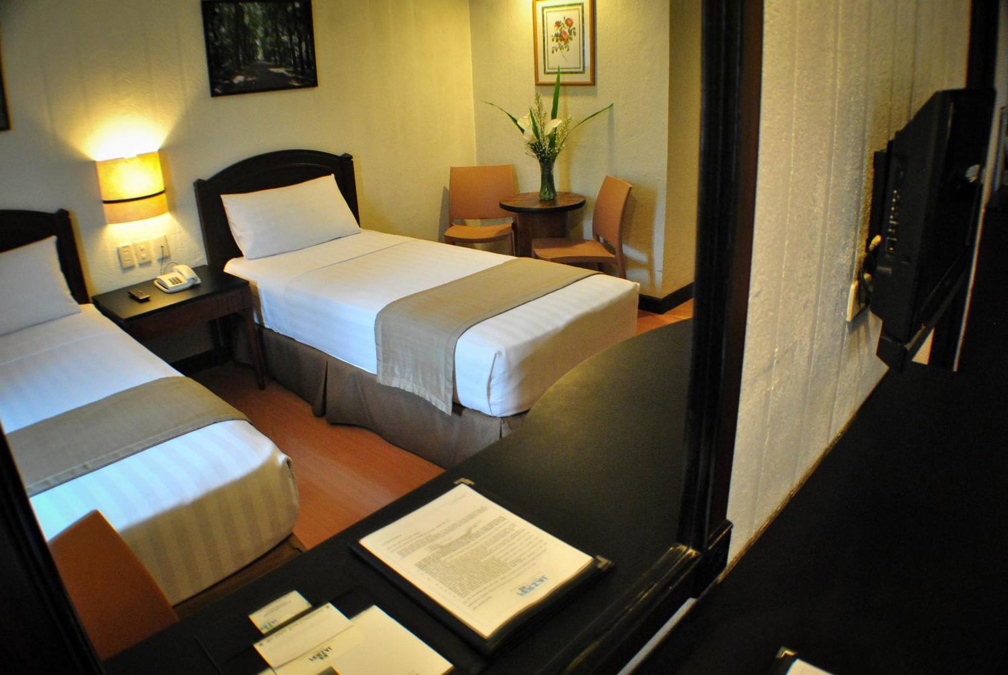 Fersal Hotel Neptune Makati Makati City Buitenkant foto